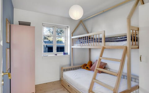 Birtir - 200M from the Sea: Möbel, Bett, Interior Design, Schlafzimmer, Flooring, Fussboden, Holz, Bedding, Etagenbett, Decke