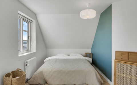 Birtir - 200M from the Sea: Schlafzimmer, Interior Design, Bett, Wand, Flooring, Fussboden, Holz, Decke, Möbel, Bedding