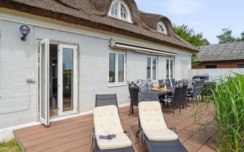 Fridgerd - 4.8Km from the Sea: Möbel, Interior Design, Flooring, Fussboden, Decke, Zimmer, Stuhl, Tabelle, Wohnung, Küche & Esszimmer Tisch