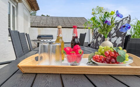 Fridgerd - 4.8Km from the Sea: Möbel, Interior Design, Flooring, Fussboden, Decke, Zimmer, Stuhl, Tabelle, Wohnung, Küche & Esszimmer Tisch