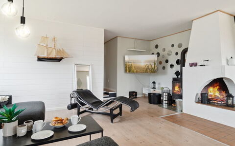 Fridgerd - 4.8Km from the Sea: Möbel, Interior Design, Flooring, Fussboden, Decke, Zimmer, Stuhl, Tabelle, Wohnung, Küche & Esszimmer Tisch
