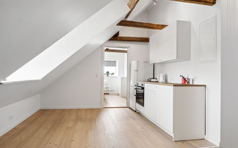 Fridgerd - 4.8Km from the Sea: Möbel, Interior Design, Flooring, Fussboden, Decke, Zimmer, Stuhl, Tabelle, Wohnung, Küche & Esszimmer Tisch