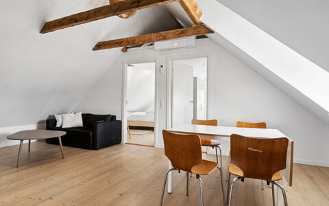 Fridgerd - 4.8Km from the Sea: Möbel, Interior Design, Flooring, Fussboden, Decke, Zimmer, Stuhl, Tabelle, Wohnung, Küche & Esszimmer Tisch