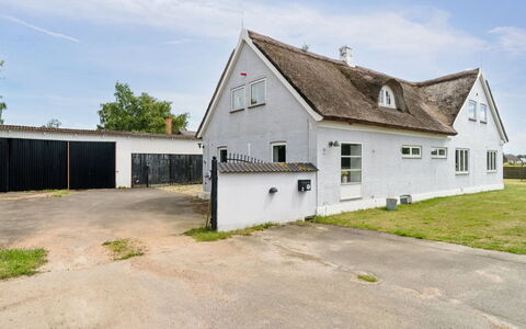 Fridgerd - 4.8Km from the Sea: Möbel, Interior Design, Flooring, Fussboden, Decke, Zimmer, Stuhl, Tabelle, Wohnung, Küche & Esszimmer Tisch