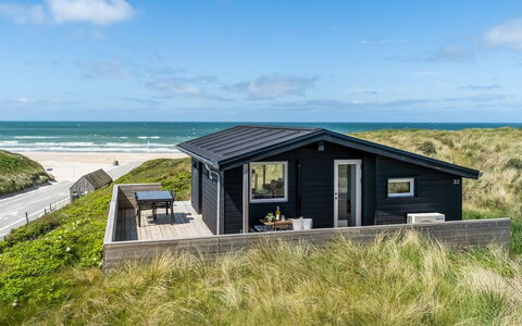 Fatlinda - 50M from the Sea: Decke, Flooring, Interior Design, Fussboden, Verbundwerkstoff, Möbel, Resort, Hotel, Design, Daylighting