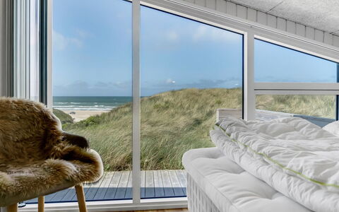 Fatlinda - 50M from the Sea: Decke, Flooring, Interior Design, Fussboden, Verbundwerkstoff, Möbel, Resort, Hotel, Design, Daylighting