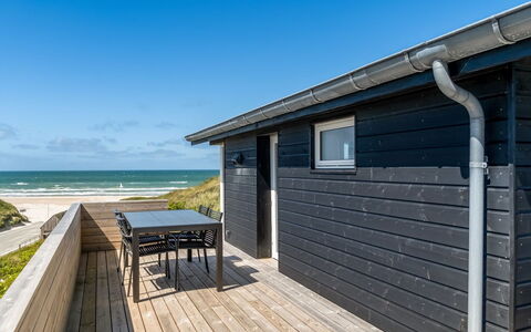 Fatlinda - 50M from the Sea: Decke, Flooring, Interior Design, Fussboden, Verbundwerkstoff, Möbel, Resort, Hotel, Design, Daylighting