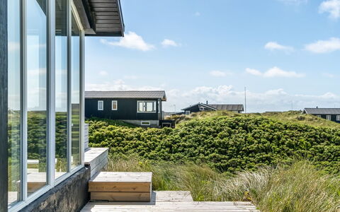 Fatlinda - 50M from the Sea: Decke, Flooring, Interior Design, Fussboden, Verbundwerkstoff, Möbel, Resort, Hotel, Design, Daylighting