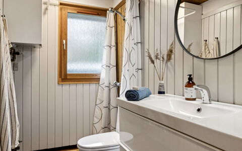 Sofja - 175M to the Fjord: Interior Design, Flooring, Armatur, Badezimmer, Fussboden, Zimmer, Installation, Zapfhahn, Badezimmerschrank, Sinken