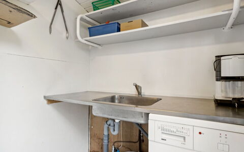 Sofja - 175M to the Fjord: Flooring, Fussboden, Armatur, Zimmer, Interior Design, Decke, Sinken, Installation, Zapfhahn, Countertop