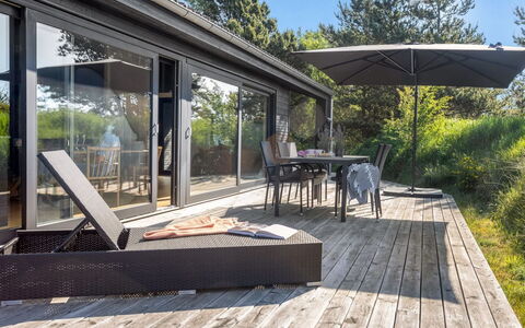 Einette - 100M from the Sea: Möbel, Interior Design, Flooring, Fussboden, Decke, Zimmer, Stuhl, Tabelle, Wohnung, Küche & Esszimmer Tisch