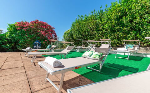 Villa La Pagliarina: Himmel, Pflanze, Gartenmöbel, Schatten, Urban Design, Gras, Außenbank, Tisch Im Freien, Freizeit, Landschaft