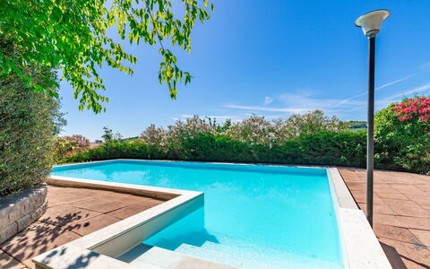 Villa La Pagliarina: Wasser, Himmel, Pflanze, Eigentum, Schwimmbad, Strassenlicht, Wolke, Azurblau, Rechteck, Schatten