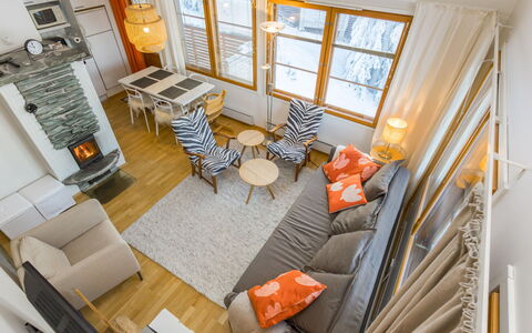 Kesä-Iikka 4: Möbel, Interior Design, Couch, Flooring, Holz, Fussboden, Wohnzimmer, Decke, Zimmer, Wohnung