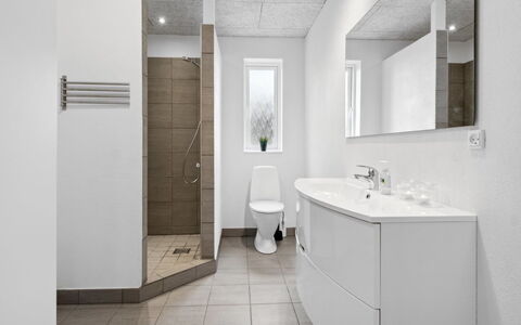 Thorbiorn - from the Sea: Flooring, Fussboden, Wand, Armatur, Interior Design, Badezimmer, Sinken, Badezimmerschrank, Decke, Installation
