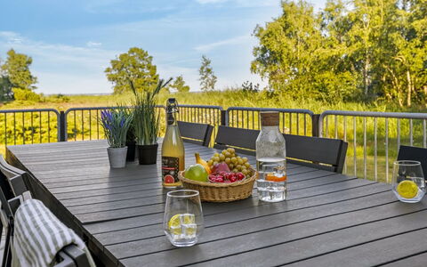 Thorbiorn - from the Sea: Dach, Haus, Zuhause, Hütte, Tür, Abstellgleis, Deck, Veranda, Planke, Hartholz