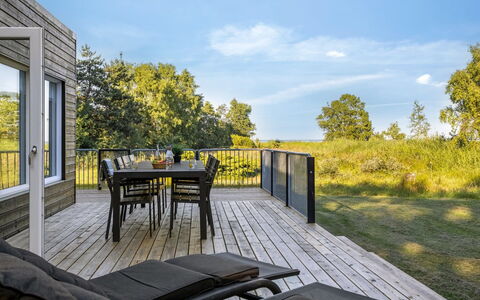 Thorbiorn - from the Sea: Dach, Haus, Zuhause, Hütte, Tür, Abstellgleis, Deck, Veranda, Planke, Hartholz