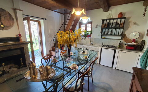 Il Cantuccio: Möbel, Tabelle, Bilderrahmen, Stuhl, Interior Design, Holz, Küche, Fussboden, Haus, Cabinetry