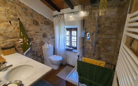 Il Cantuccio: Spiegel, Zapfhahn, Armatur, Sinken, Badezimmer, Holz, Lila, Interior Design, Die Architektur, Fussboden
