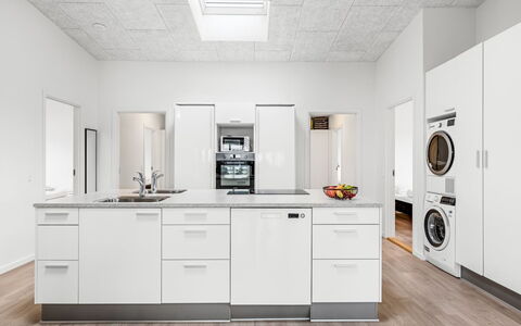 Clarabelle - 1.2Km from the Sea: Küche, Major Appliance, Küchengerät, Flooring, Interior Design, Countertop, Fussboden, Decke, Möbel, Cabinetry