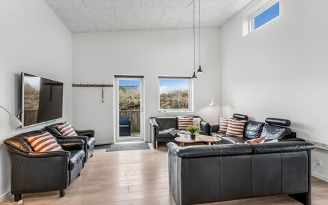 Clarabelle - 1.2Km from the Sea: Interior Design, Flooring, Möbel, Fussboden, Decke, Couch, Holz, Zimmer, Wohnzimmer, Beleuchtung
