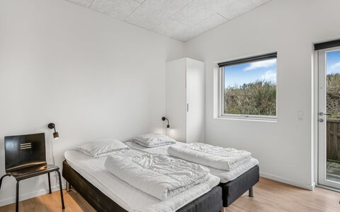 Clarabelle - 1.2Km from the Sea: Decke, Wohnung, Schlafzimmer, Daylighting, Bedding, Einfrieren, Bett, Bettrahmen