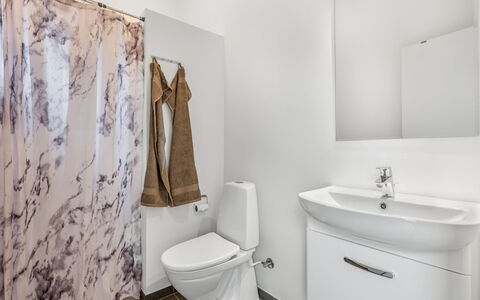 Clarabelle - 1.2Km from the Sea: Flooring, Toilleten Sitz, Fussboden, Armatur, Interior Design, Badezimmer, Toilette, Installation, Zimmer, Decke