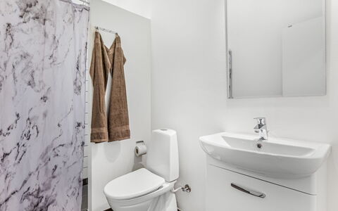 Clarabelle - 1.2Km from the Sea: Flooring, Toilleten Sitz, Fussboden, Interior Design, Armatur, Badezimmer, Toilette, Installation, Zimmer, Sinken