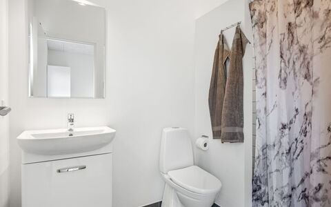 Clarabelle - 1.2Km from the Sea: Flooring, Fussboden, Interior Design, Toilleten Sitz, Armatur, Badezimmer, Toilette, Decke, Installation, Badezimmerschrank