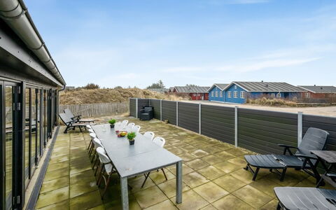 Clarabelle - 1.2Km from the Sea: Himmel, Dach, Zuhause, Tür, Schatten, Estate, Daylighting, Stuhl, Abstellgleis, Deck