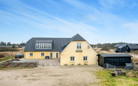 Nafne - 1.2Km from the Sea: Dach, Haus, Zuhause, Hütte, Tür, Abstellgleis, Deck, Veranda, Planke, Hartholz