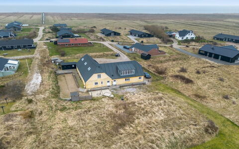 Nafne - 1.2Km from the Sea: Dach, Haus, Zuhause, Hütte, Tür, Abstellgleis, Deck, Veranda, Planke, Hartholz