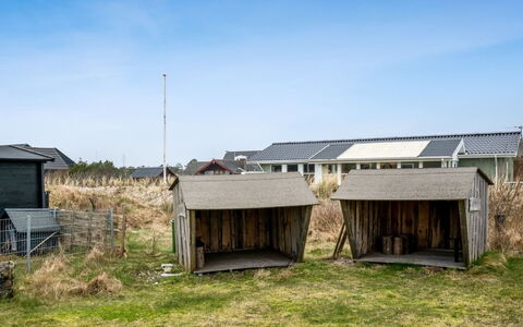 Nafne - 1.2Km from the Sea: Dach, Haus, Zuhause, Hütte, Tür, Abstellgleis, Deck, Veranda, Planke, Hartholz
