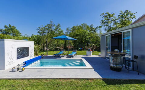 Villa Fenix: Schwimmbad, Garten, Schatten, Freizeit, Landscaping, Hinterhof, Gartenmöbel, Estate, Stuhl, Resort