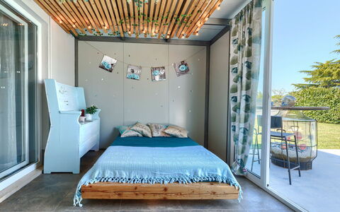 Villa Fenix: Holz, Möbel, Interior Design, Beleuchtung, Fussboden, Zuhause, Decke, Schatten, Schlafzimmer, Bett