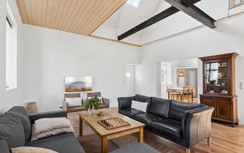 Antonina - 1.5Km from the Sea: Möbel, Interior Design, Flooring, Couch, Decke, Holz, Fussboden, Zimmer, Holzboden, Wohnzimmer