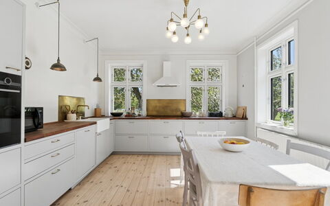 Antonina - 1.5Km from the Sea: Flooring, Küche, Interior Design, Holz, Fussboden, Decke, Cabinetry, Countertop, Light Fixture, Holzboden