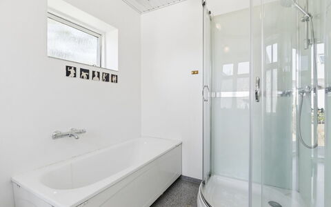 Antonina - 1.5Km from the Sea: Badezimmer, Armatur, Decke, Flooring, Interior Design, Installation, Fussboden, Badewanne, Zapfhahn, Dusche