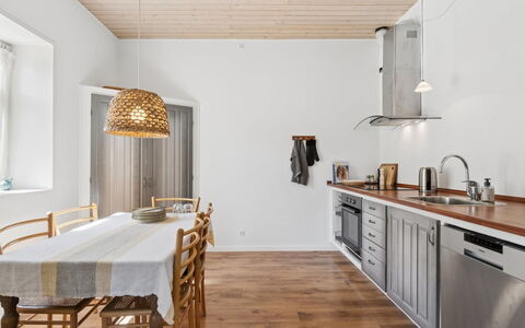 Antonina - 1.5Km from the Sea: Flooring, Küche, Holz, Interior Design, Möbel, Countertop, Decke, Fussboden, Light Fixture, Cabinetry