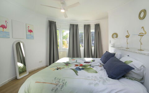 Angela: Interior Design, Möbel, Schlafzimmer, Bett, Wand, Decke, Bedding, Bettdecke, Zimmer, Zuhause