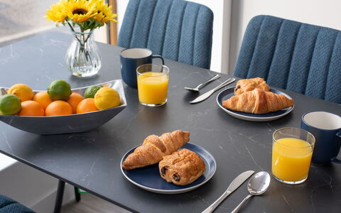 Harbour Nights Deluxe Number 12: Essen, Tabelle, Geschirr, Möbel, Dishware, Orange, Blume, Teller, Zutat, Interior Design