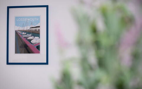 Harbour Nights Deluxe 7A: Gebäude, Rechteck, Schriftart, Haus, Kunst, Elektrisches Blau, Holz, Veranstaltung, Landschaft