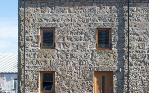 Harbour Nights Deluxe 7A: Himmel, Fenster, Gebäude, Holz, Strassenbelag, Backstein, Asphalt, Ländliches Gebiet, Fassade, Haus