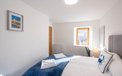 Harbour Nights Deluxe 7A: Eigentum, Azurblau, Gebäude, Bilderrahmen, Textil, Komfort, Holz, Interior Design, Farbe, Schatten