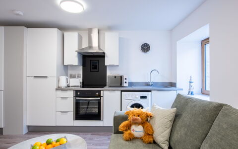 Harbour Nights Deluxe 7A: Eigentum, Cabinetry, Couch, Interior Design, Orange, Haushaltsgerät, Flooring, Holz, Fussboden, Wohnzimmer