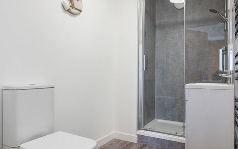 Harbour Nights Deluxe 7A: Eigentum, Armatur, Badezimmer, Holz, Beleuchtung, Interior Design, Die Architektur, Gebäude, Toilette