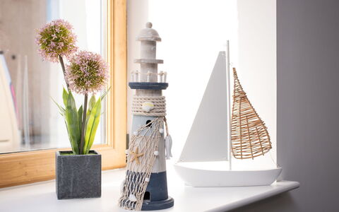 Harbour Nights Deluxe 7B: Eigentum, Blume, Pflanze, Holz, Vase, Interior Design, Die Architektur, Blumentopf, Rechteck, Wand