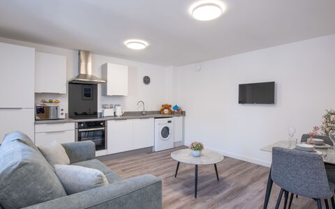 Harbour Nights Deluxe 7B: Tabelle, Möbel, Zimmerpflanze, Couch, Holz, Interior Design, Flooring, Gebäude, Wohnzimmer