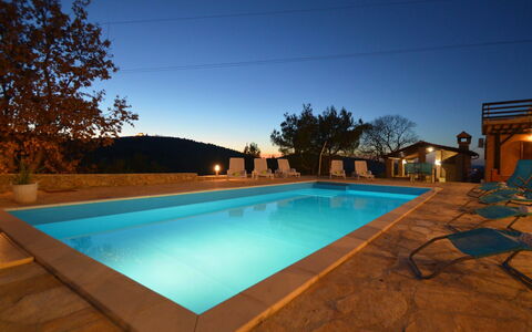 Bilice: Himmel, Möbel, Wolke, Pflanze, Tabelle, Gebäude, Stuhl, Interior Design, Baum, Urban Design