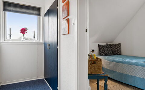 Fentje - 200M from the Sea: Möbel, Interior Design, Flooring, Fussboden, Decke, Zimmer, Stuhl, Tabelle, Wohnung, Küche & Esszimmer Tisch